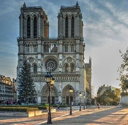 5e Arr Place Saint Michel Paris