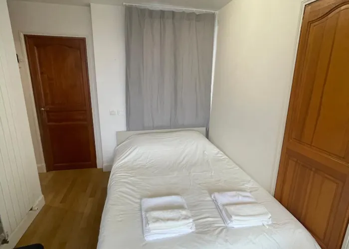 5e Arr Place Saint Michel Париж